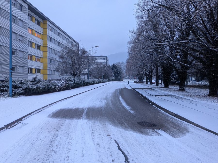File:Saint-Martin-d'Hères - Rue des Résidences sous la neige (janv 2026).jpg