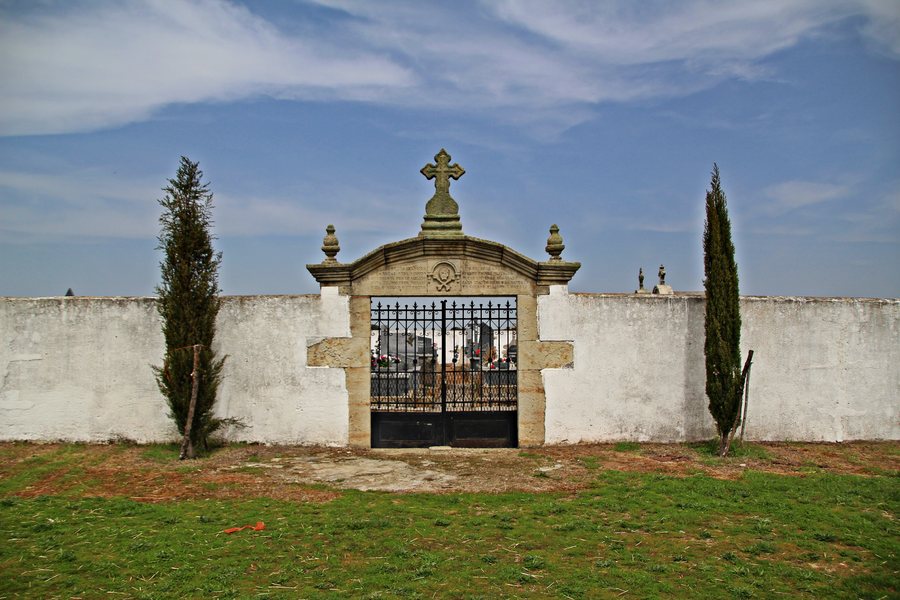 File:Cementerio de San Pedro del Valle.jpg