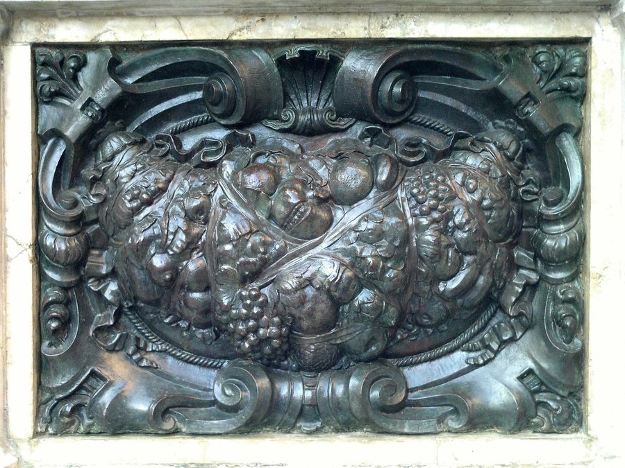 File:Frutas (Monumento a Martínez Montañés).jpg