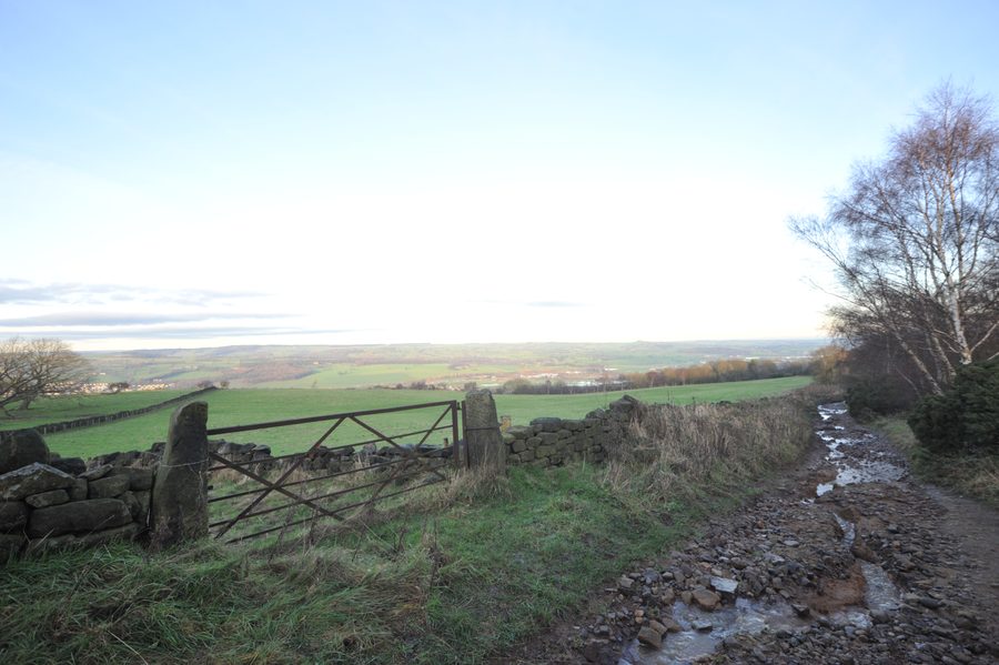 Weg auf dem Otley Chevin bei Otley in West Yorkshire