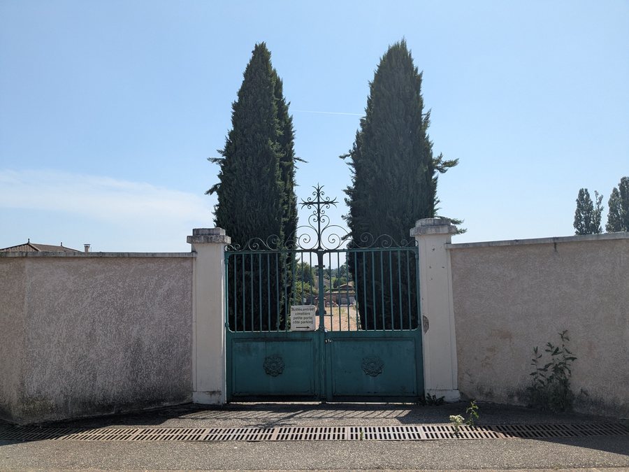 File:Cimetière de Jons (Rhône) - Portail (juin 2025).jpg