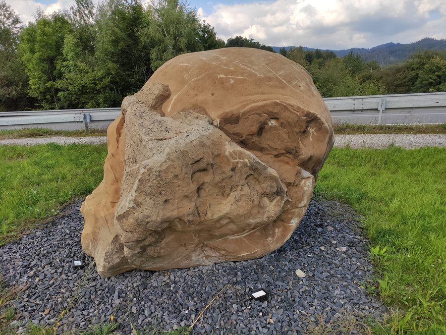 Steinkugel in Návsí im Bezirk Frýdek-Místek