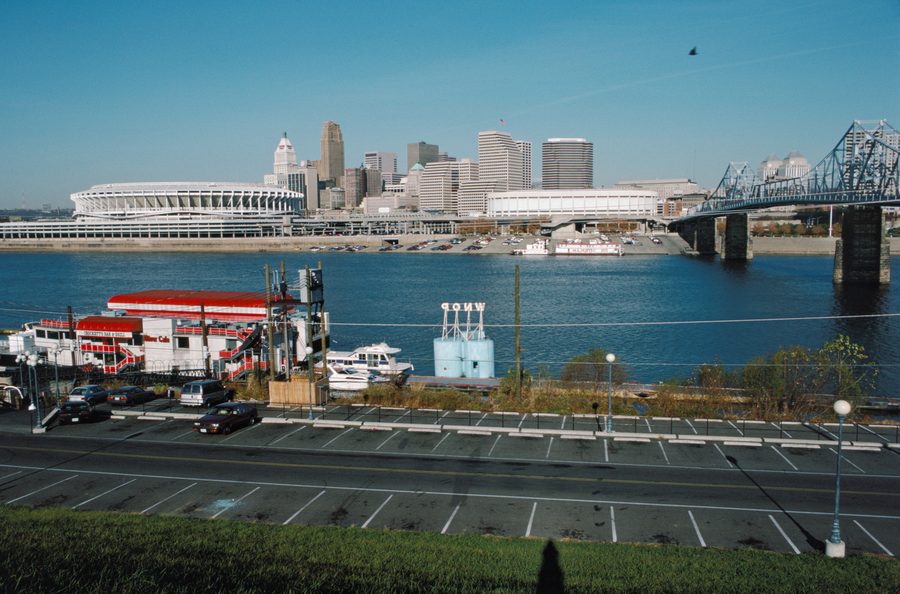 Historischer Blick über den Ohio River auf die Uferpromenade und Skyline von Cincinnati