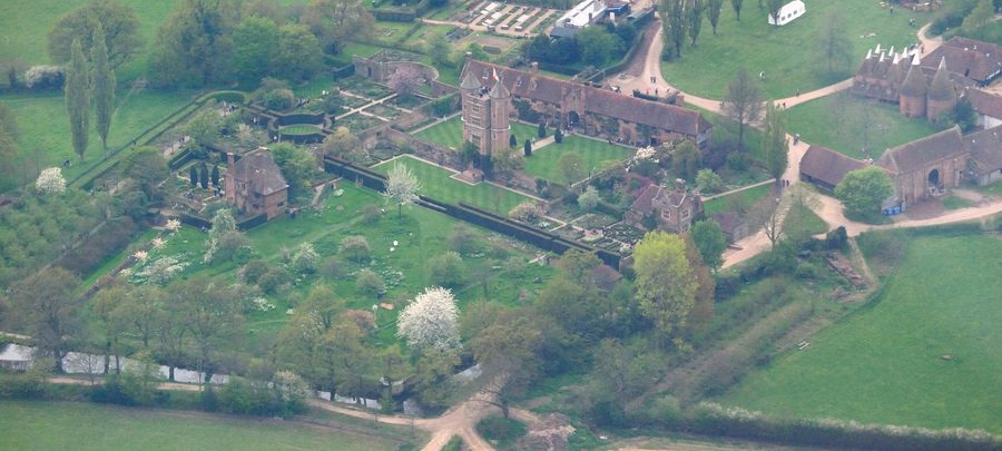 Luftaufnahme des Sissinghurst Castle Garden in Kent mit Vita's Tower in der Bildmitte