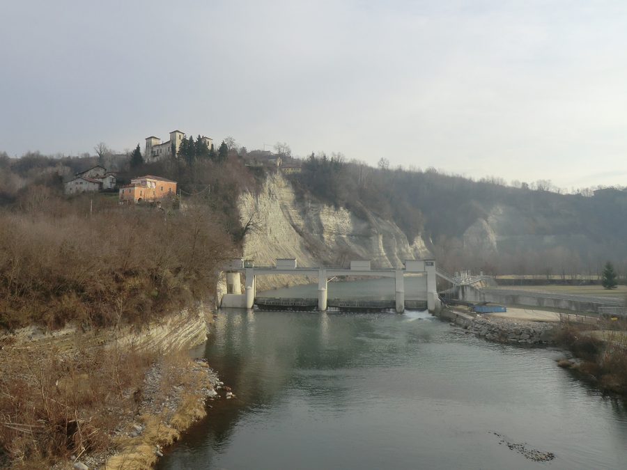 Clavesana mit dem Fluss Tanaro und dem Schloss
