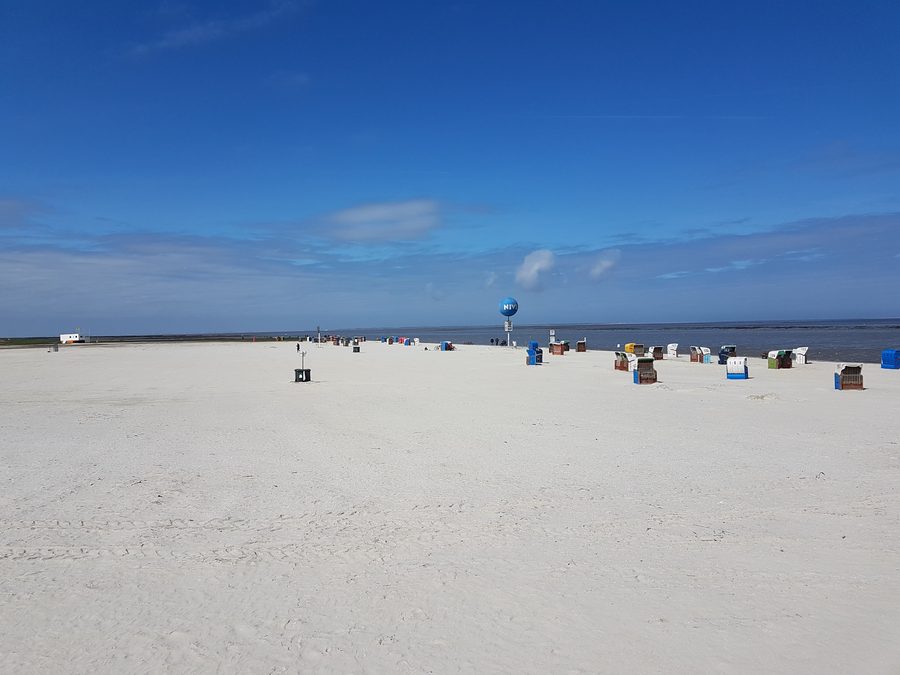 Developed beach section near Dornumersiel from the direction of the harbor exit
