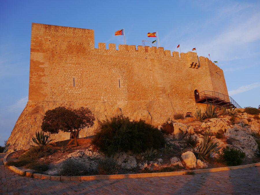 File:Petrer castle.JPG