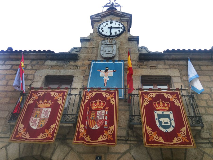File:EL BARRACO (Ayuntamineto · era - Romanico) - b (en fiestas).jpg