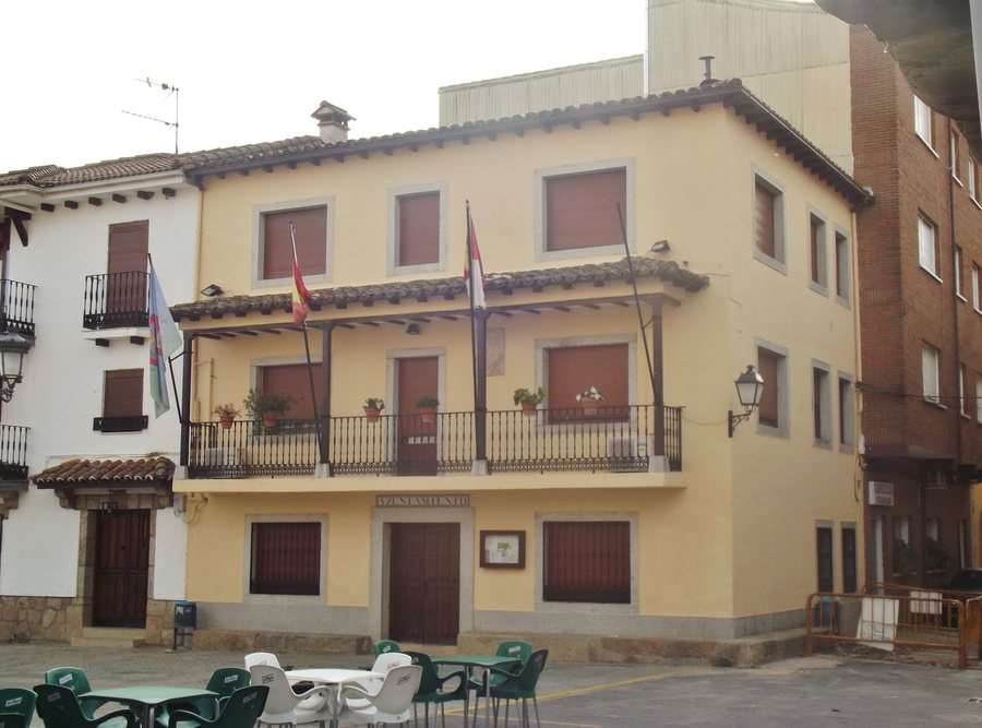 File:Casa consistorial de Poyales del Hoyo.JPG