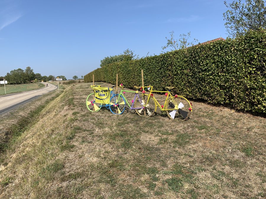 File:Décoration Tour France - Chavannes-sur-Suran - Nivigne-et-Suran (FR01) - 2020-09-18 - 1.jpg