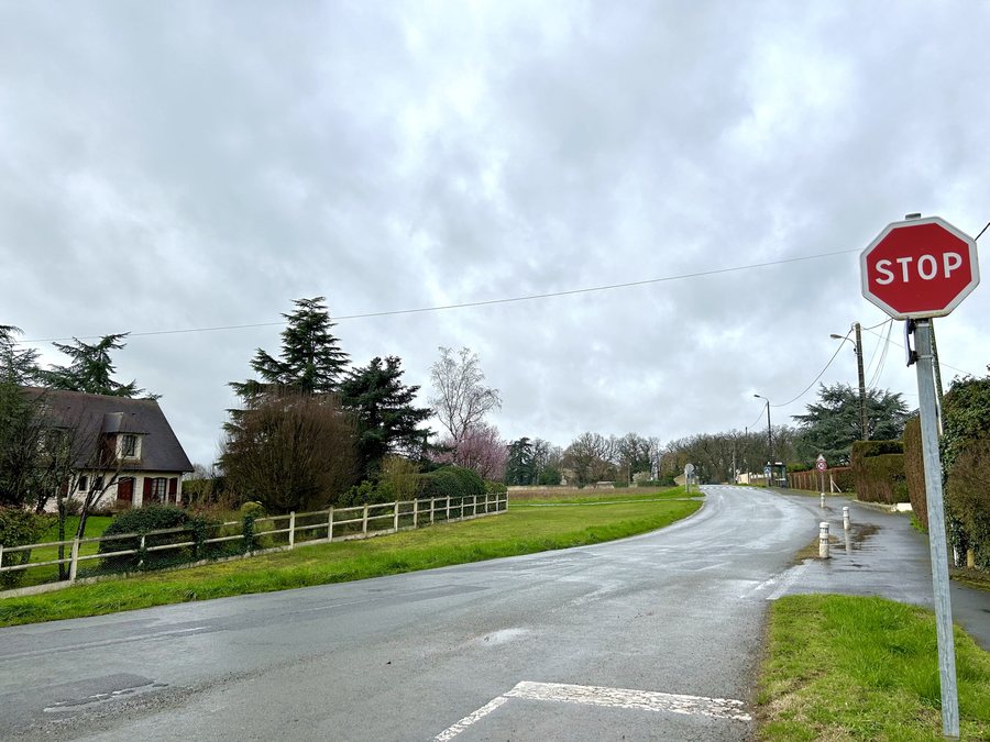 File:Migné-Auxances - RD87, au croisement des Lourdines.jpg