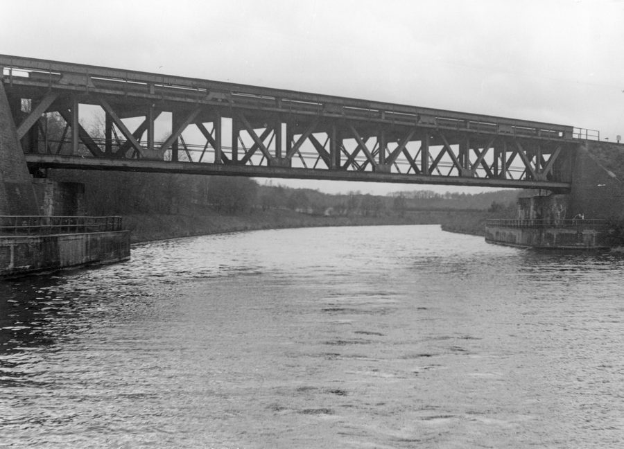 View from the south of the Grambek railway bridge over the Elbe–Lübeck Canal