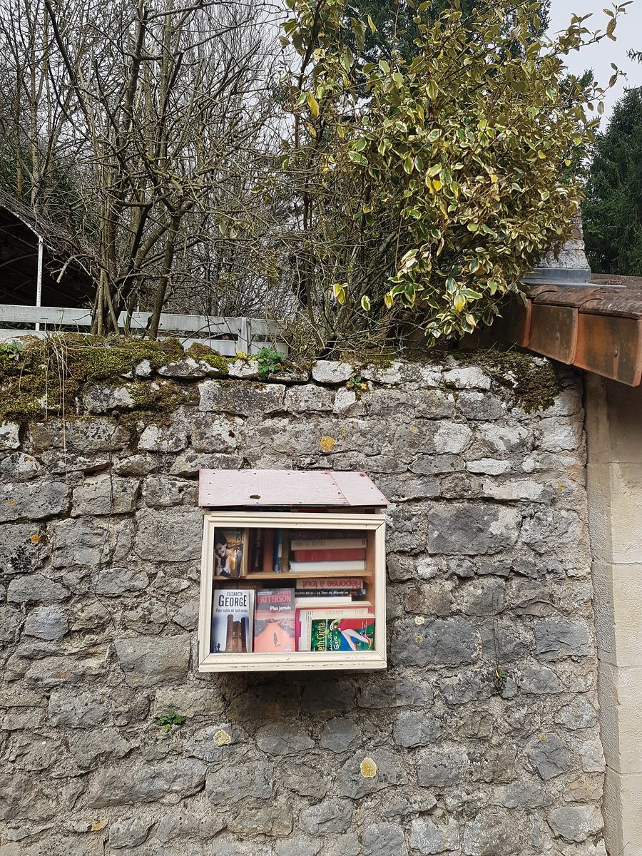 File:Gouex - Rue des Pilotins - boîte à livres.jpg
