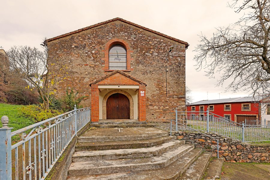 File:Iglesia parroquial de San Lorenzo Mártir en Serradilla del Arroyo entrada.jpg
