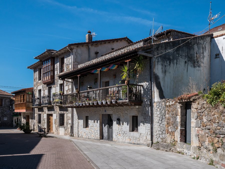 File:Ramales de la Victoria - Casas -BT- 01.jpg