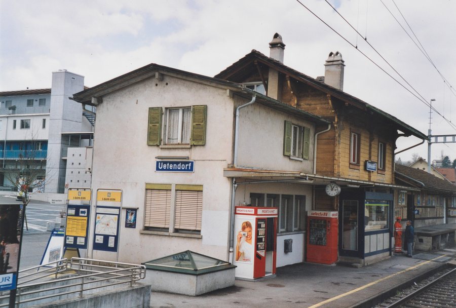 File:SBB Historic - F 122 01108 002 - Uetendorf GBS BLS Stationsgebaeude mit Gueterschuppen Bahnseite.jpg
