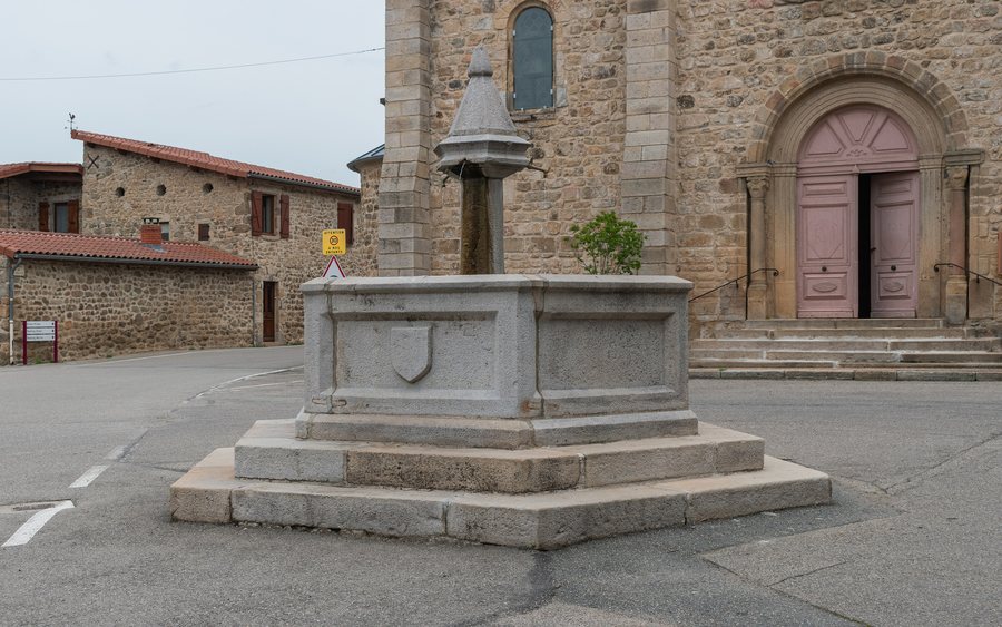 File:Fountain in Peaugres (1).jpg