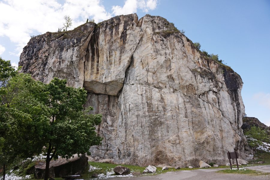 File:Rock formation in Villarodin-Bourget.jpg