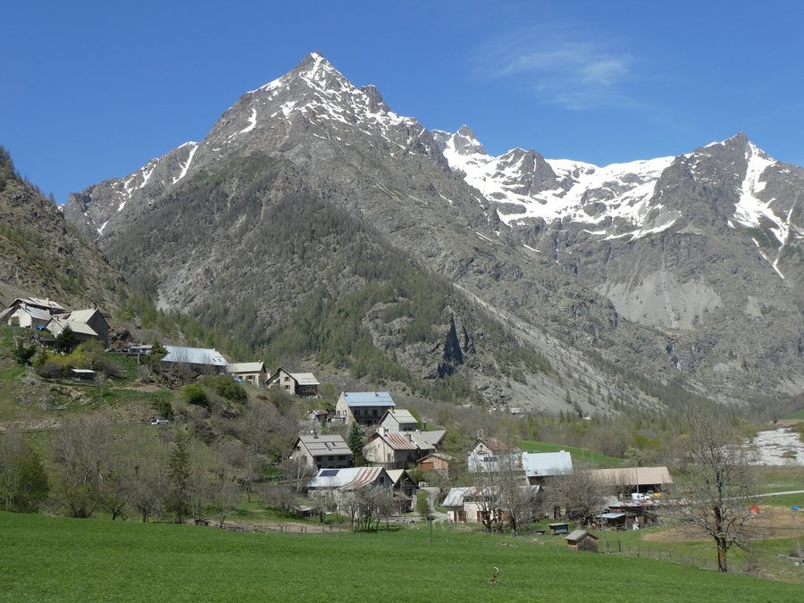 File:Le Châtelard et les Gondouins, vallée de Champoléon, Champsaur, France 01.jpg