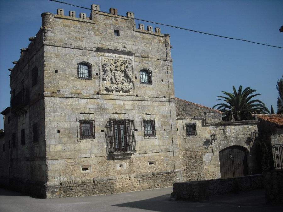 File:Torre de Don Beltrán de la Cueva (Queveda).jpg