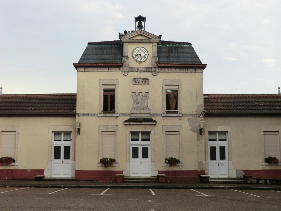 File:Ancienne maire-école de Bourg-Saint-Christophe.JPG