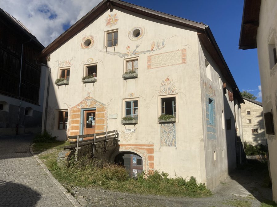 Historisches Engadiner Haus im Dorf Guarda, Graubünden