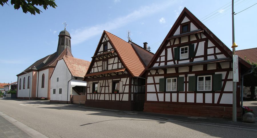 Katholische Kirche und Museum in Neuburg am Rhein