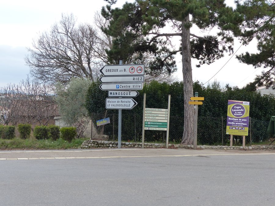 File:Panneaux de direction à Valensole.jpg