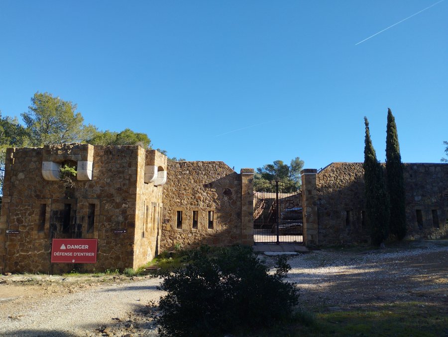 File:Fort de la Bayarde, Carqueiranne - entrée.jpg