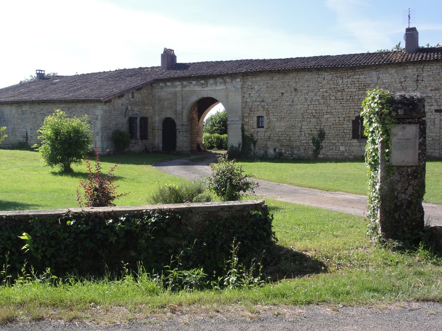 File:Sepvret (Deux-Sèvres) Chateau, le porche.JPG