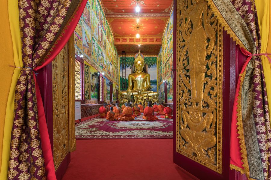 Wat Mixay mit betenden buddhistischen Mönchen in Vientiane, Laos