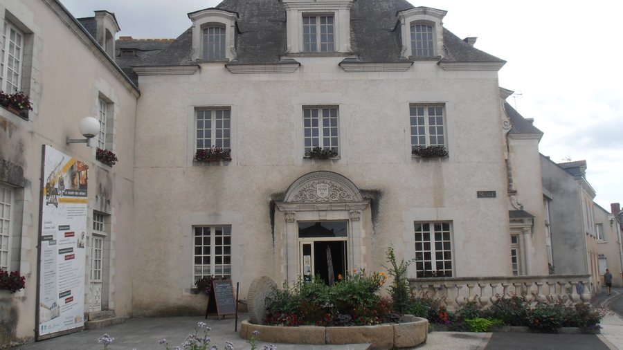 File:Saint-Laurent-de-la-Plaine-03.JPG