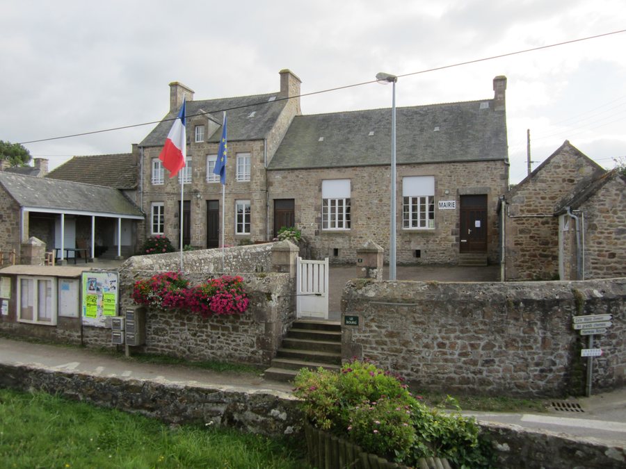 File:Maupertus-sur-Mer - Mairie.JPG