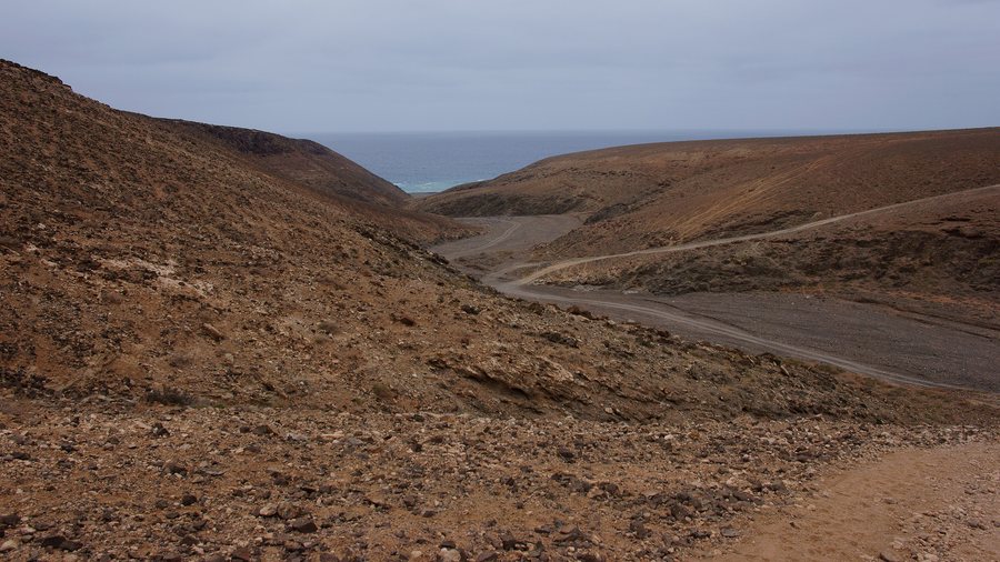 File:Hiking from Playa Valle de Santa Ines to Puertito de los Molinos, Barranco de los Mozos - panoramio.jpg