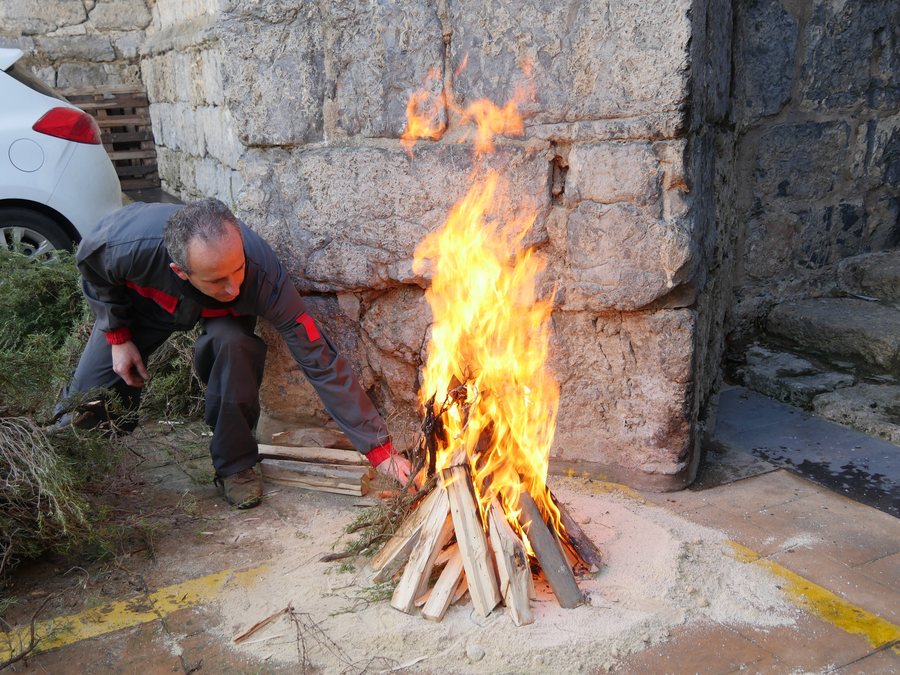 File:Procesion del humo Arnedillo 2017-02.jpg