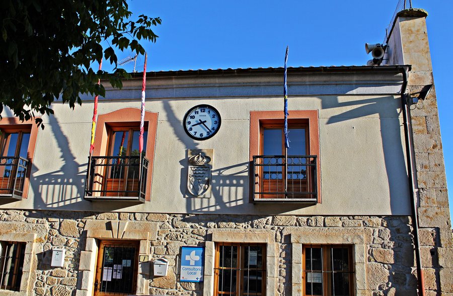 File:Ayuntamiento de Vega de Tirados.jpg