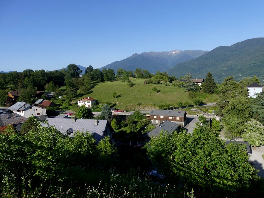 File:Tournon côté nord-est vu de la Tourmotte en soirée (juin 2022).JPG