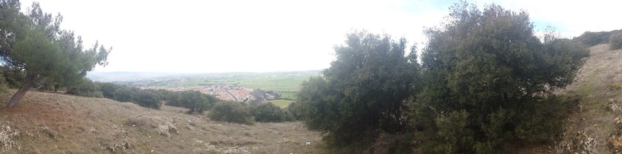 Blick von einem Berg auf Oreokastro und die umliegende Landschaft