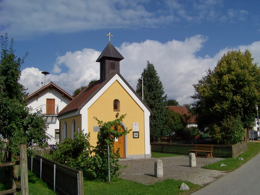Village chapel in Breitenweinzier near Bogen