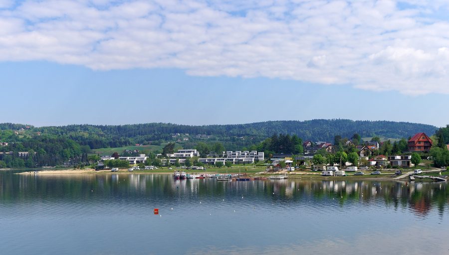 Blick über den Rożnów-Stausee bei Gródek nad Dunajcem