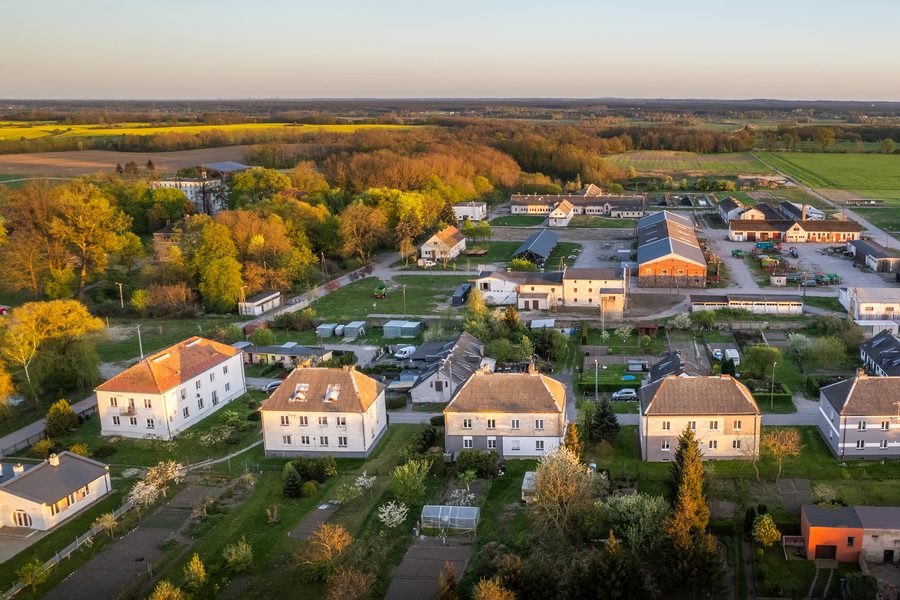 Luftaufnahme des Dorfes Minikowo im Powiat Nakielski