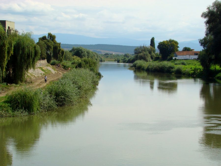 Der Timiș mit der Eisenbrücke in Lugoj im Kreis Timiș, Rumänien