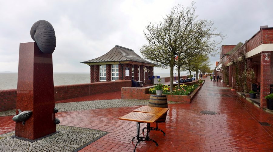 View of South Beach and the promenade in Wilhelmshaven