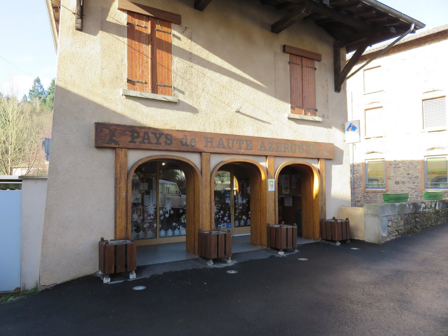 File:Lamure-sur-Azergues - Office de tourisme.jpg