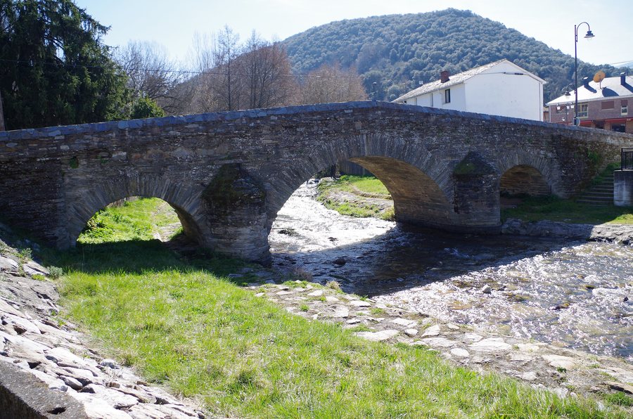 File:Toral de Merayo 01 puente by-dpc.jpg