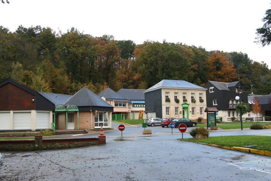 File:Saint-Laurent-de-Brèvedent - centre-bourg.jpg
