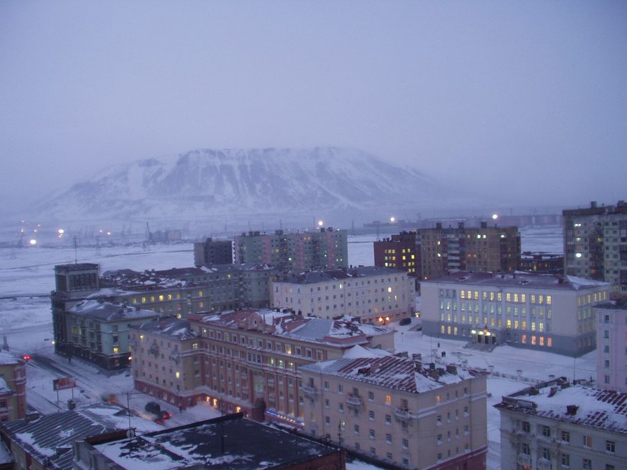Charakteristisches Gebäude an der Leninski-Prospekt in Norilsk