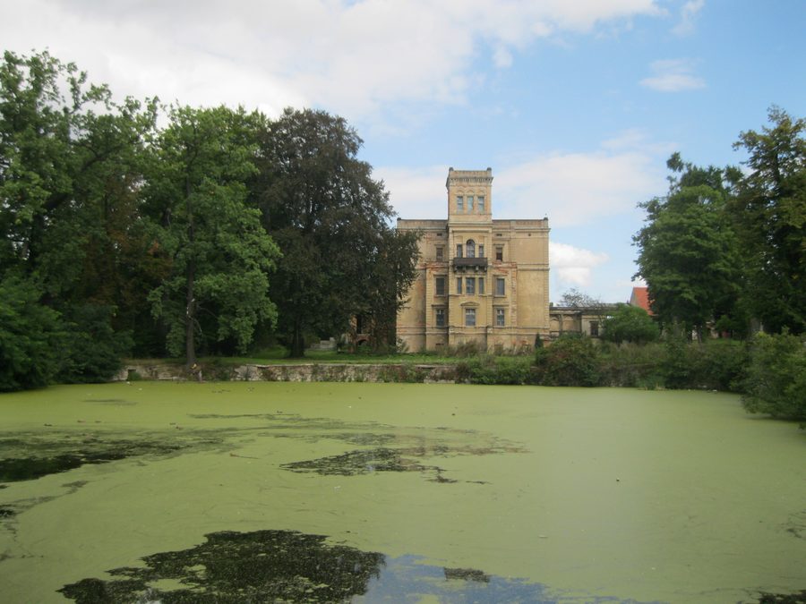 Neorenaissance-Palast in Mrowiny bei Żarów, von der Seite des Wassergrabens gesehen