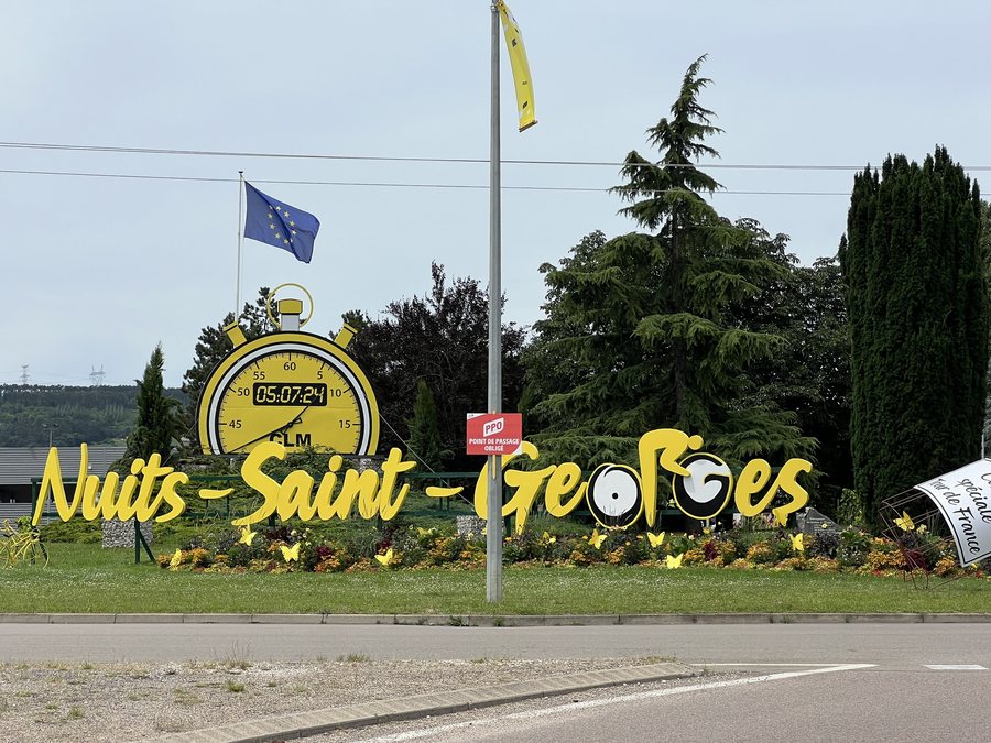 File:Décoration Tour France Rond Point Europe - Nuits-Saint-Georges (FR21) - 2024-07-05 - 1.jpg