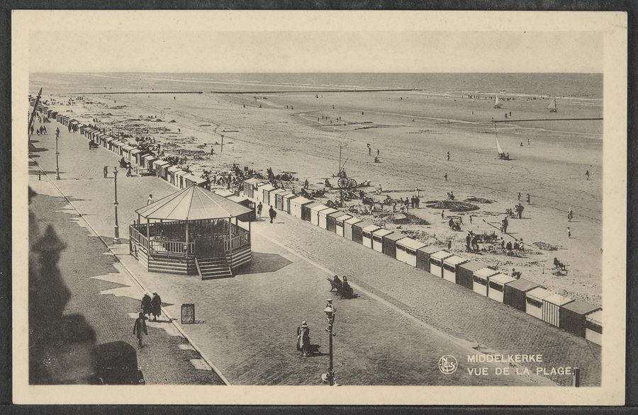 Vue historique de la plage de Middelkerke avec des baigneurs sur le littoral.